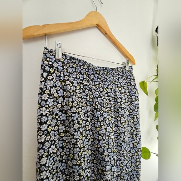 💕2/$25💕H&M Wide Leg floral.pants size 10 - Picture 4 of 7